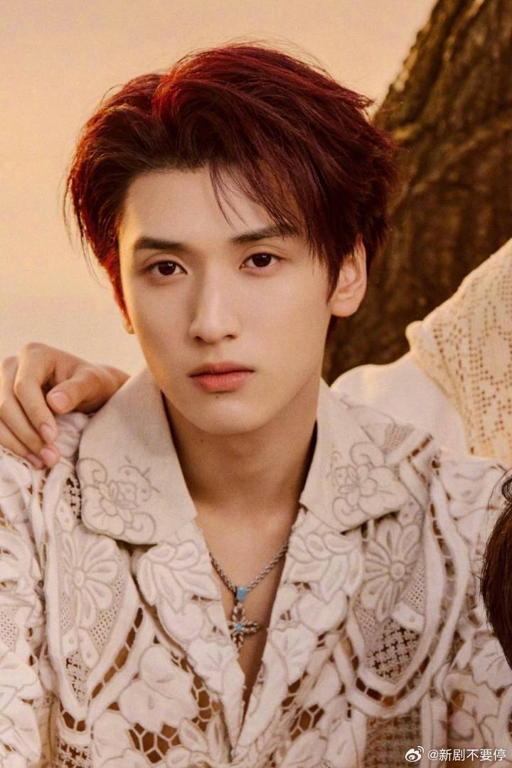 疑似严浩翔社交平台小号 爆料称账号关注女网红，但无实名认证、登录记录等实锤，截图