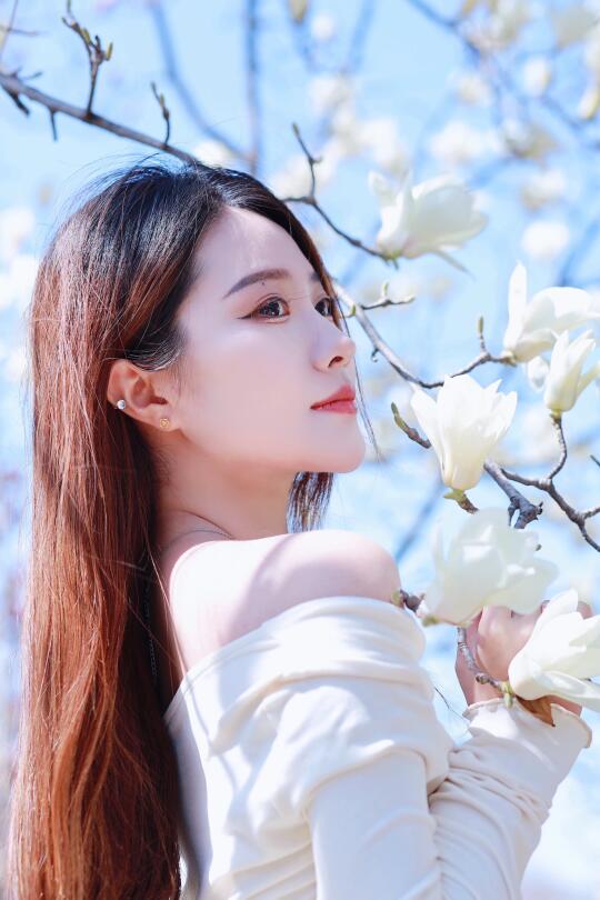 像是百花撞了春风