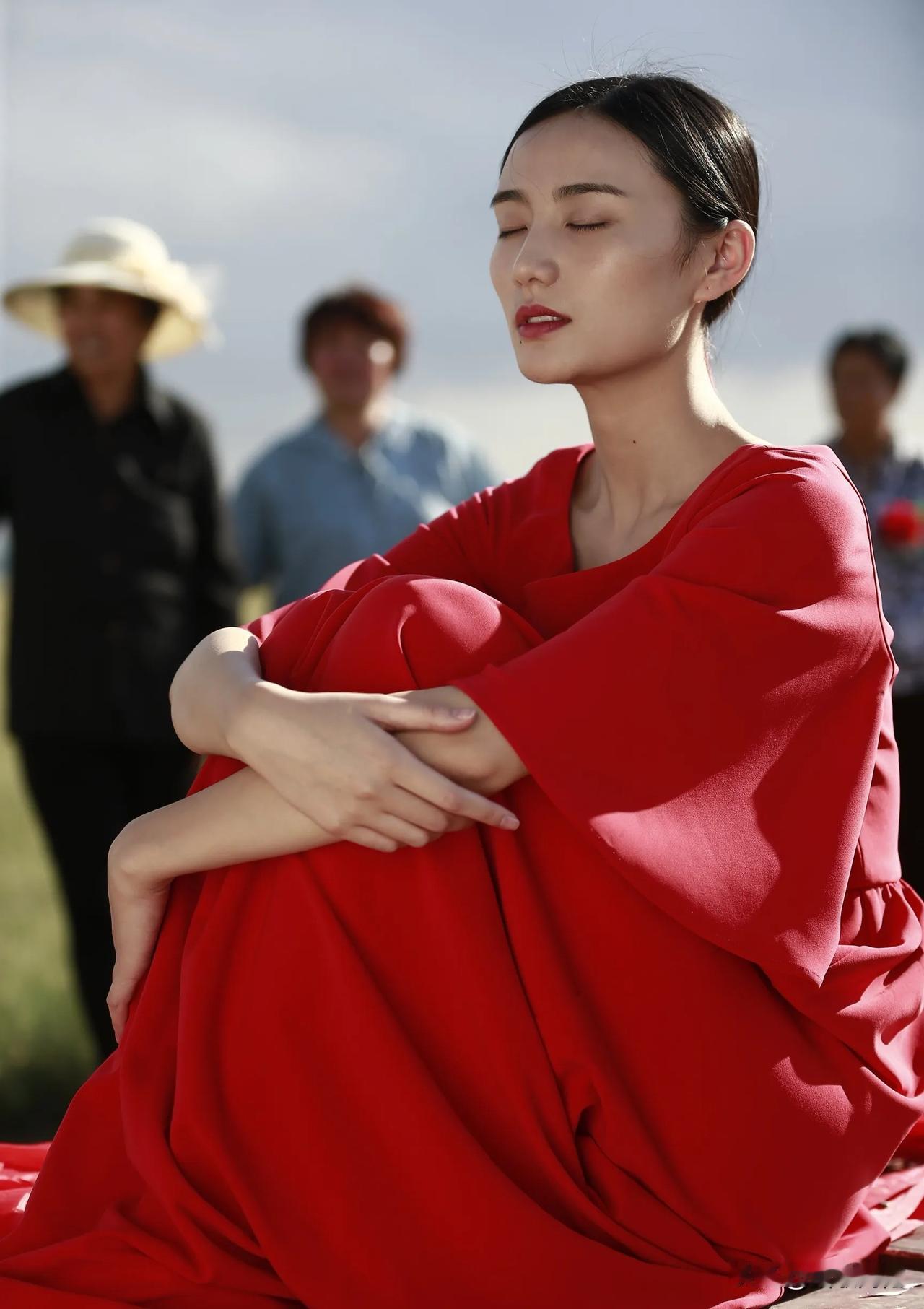 昨晚上老婆问我怎么看李亚鹏离婚这件事情？我说，作为明星、公众人物和有钱人，人家离