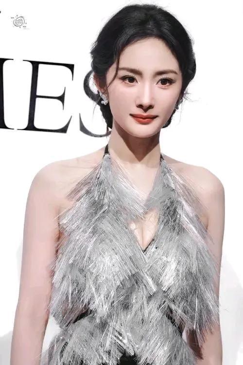 杨幂的事业线挡都挡不住，胸也太大了！