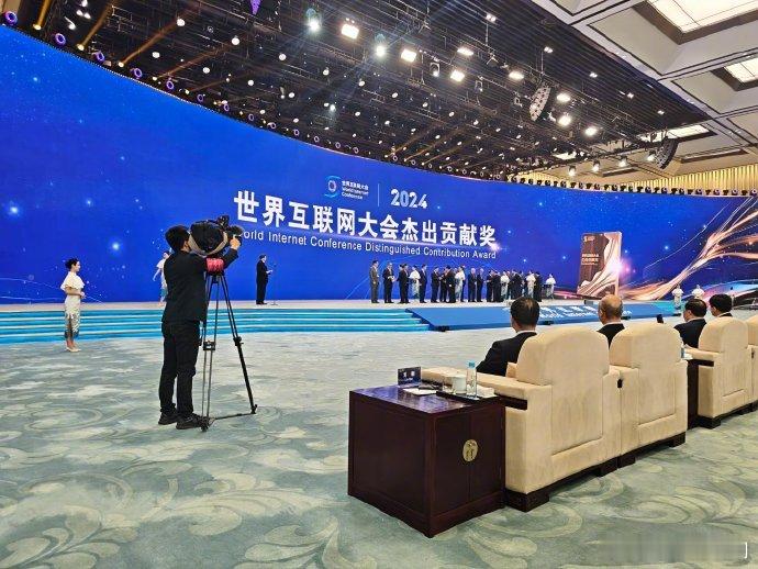 2024世界互联网大会乌镇峰会开幕  大会聚焦AI与智能科技，汇聚了众多互联网行