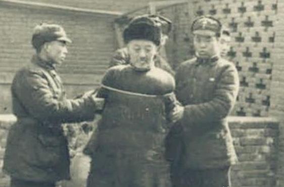 1946年，大汉奸万里浪被判处死刑，执法队长将他绑到刑架上，对着四肢各打一枪后，