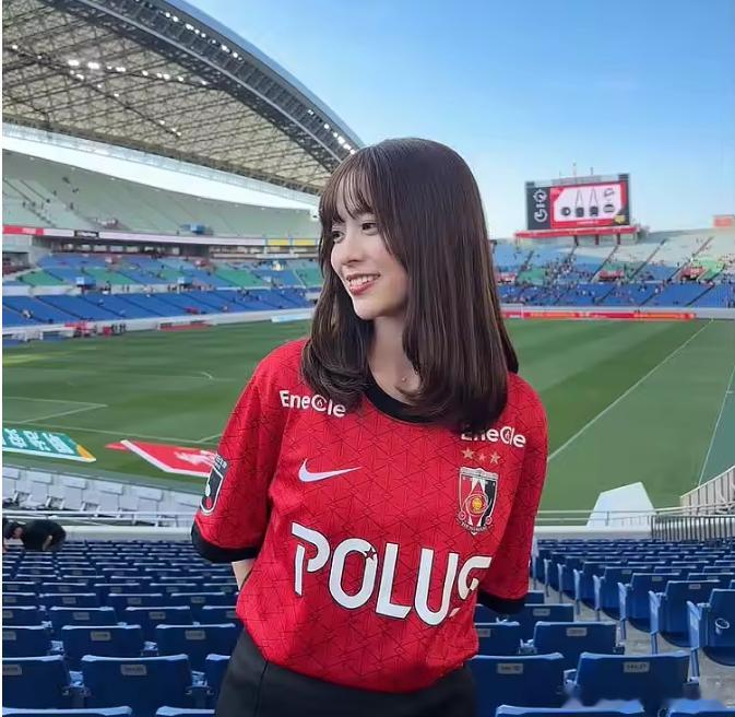 💗日职美女球迷巡礼：浦和女球迷，颜值在线且“胸怀大志”位老哥上午好！又到了雷速