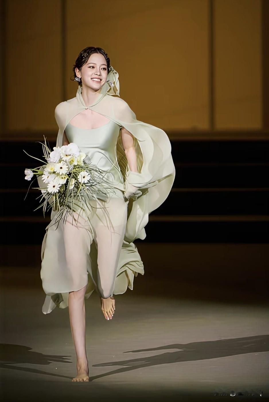 欧阳娜娜这个精灵造型这么仙气，但却被这双脚拖后腿了。平时看她穿帆布鞋运动鞋也比较