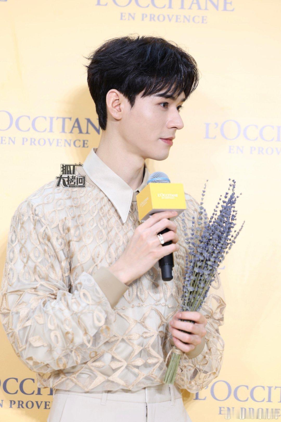 #龚俊许愿所有人都不脱发# 龚俊今日穿搭太帅啦！休闲与时尚并存，从内至外都透露着