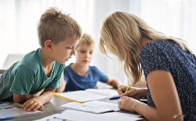 上联：十年苦读争金榜
下联：一朝落笔起长风

上联写“过程”与“执着”，十年寒窗