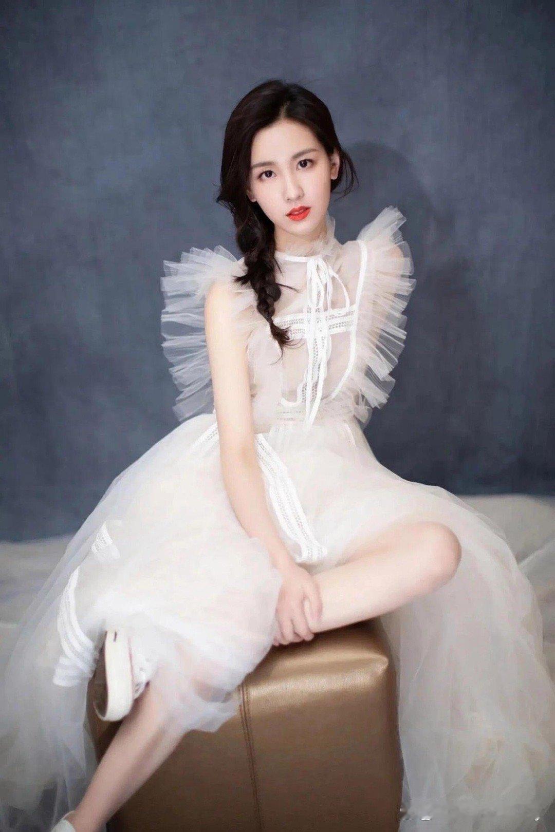 陈都灵的气质真的很适合穿白色系的衣服，因为这样的穿搭让他看起来更为的优雅动人。 