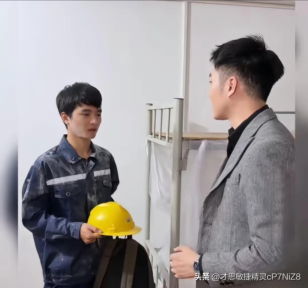 广州，深夜11点，老板正在巡查工地，突然发现一小伙睡在厂房角落里。了解到小伙父母