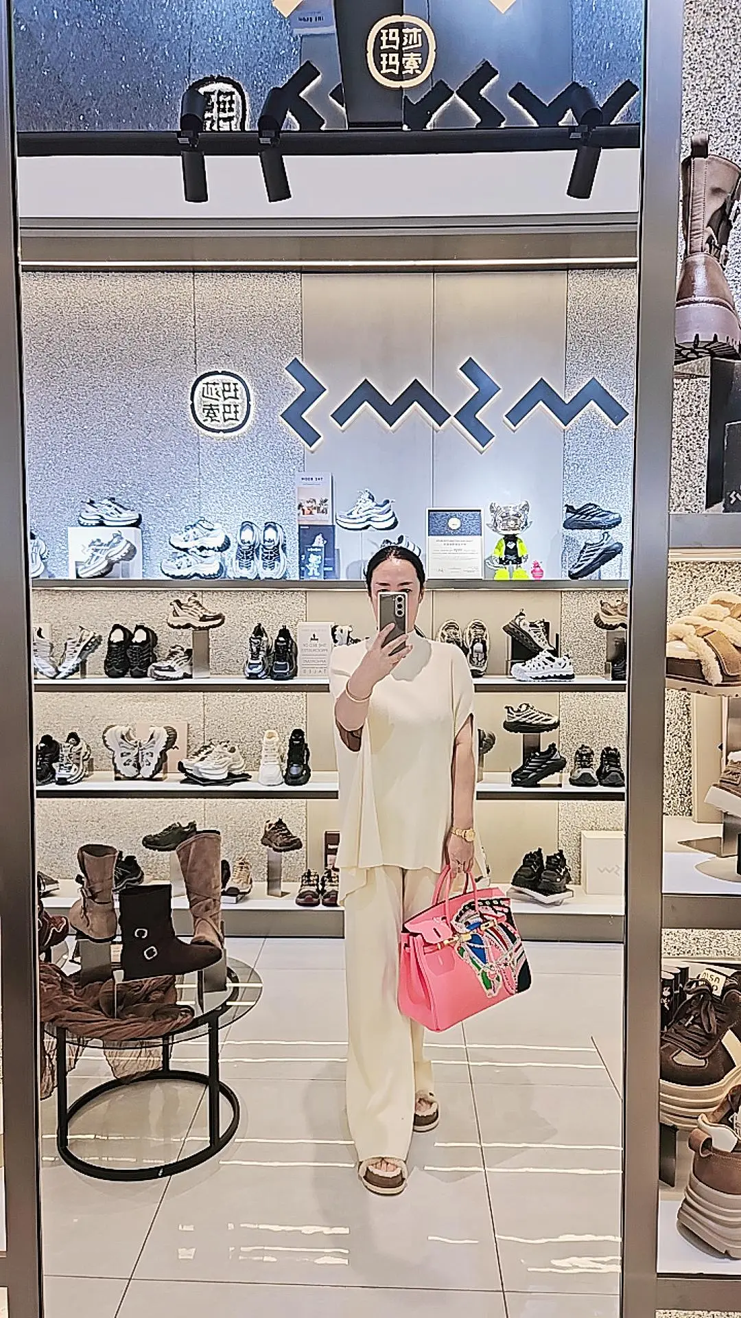 购物的女人很难不漂亮