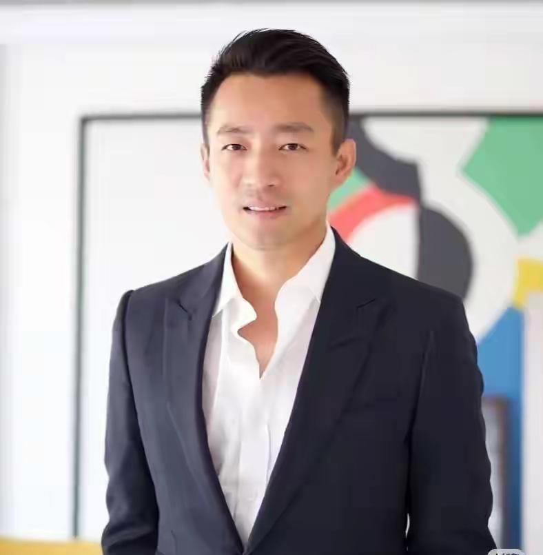 小菲北京谈业务被网友偶遇，
开200万迈巴赫，
低调有礼貌获网友称赞，今年44岁