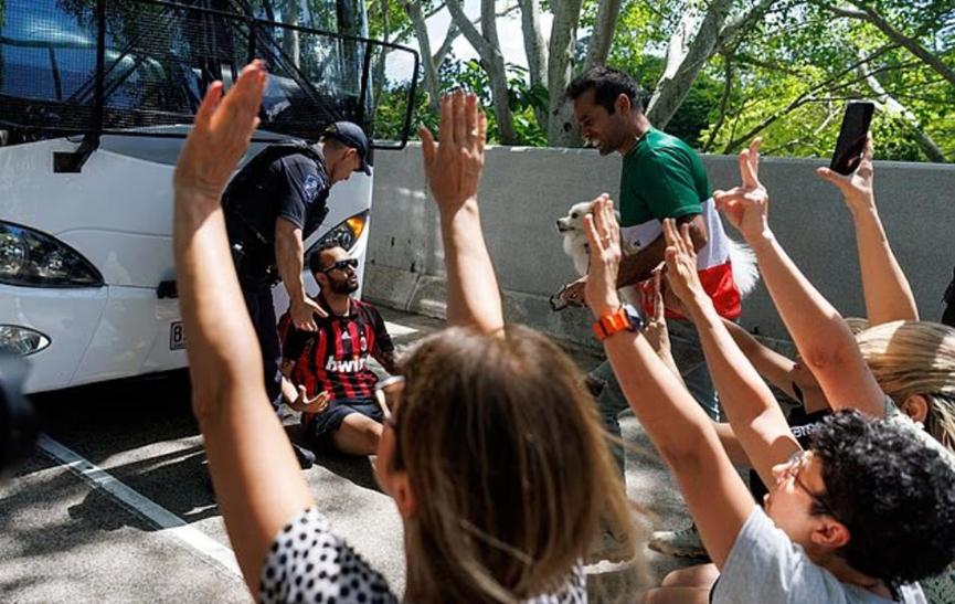 决定留在澳大利亚的7名伊朗女足成员，终究还是太年轻了，而选择回国的，则是明智且理