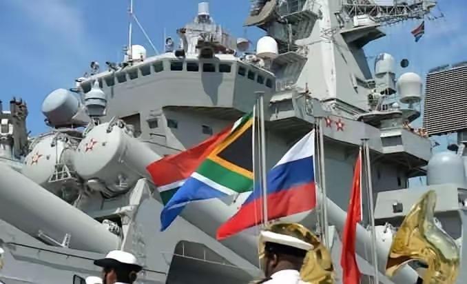 剑指霸权！金砖四国海上军演震撼启幕，中俄伊战舰齐聚南非
 
1月9日，中国、俄罗