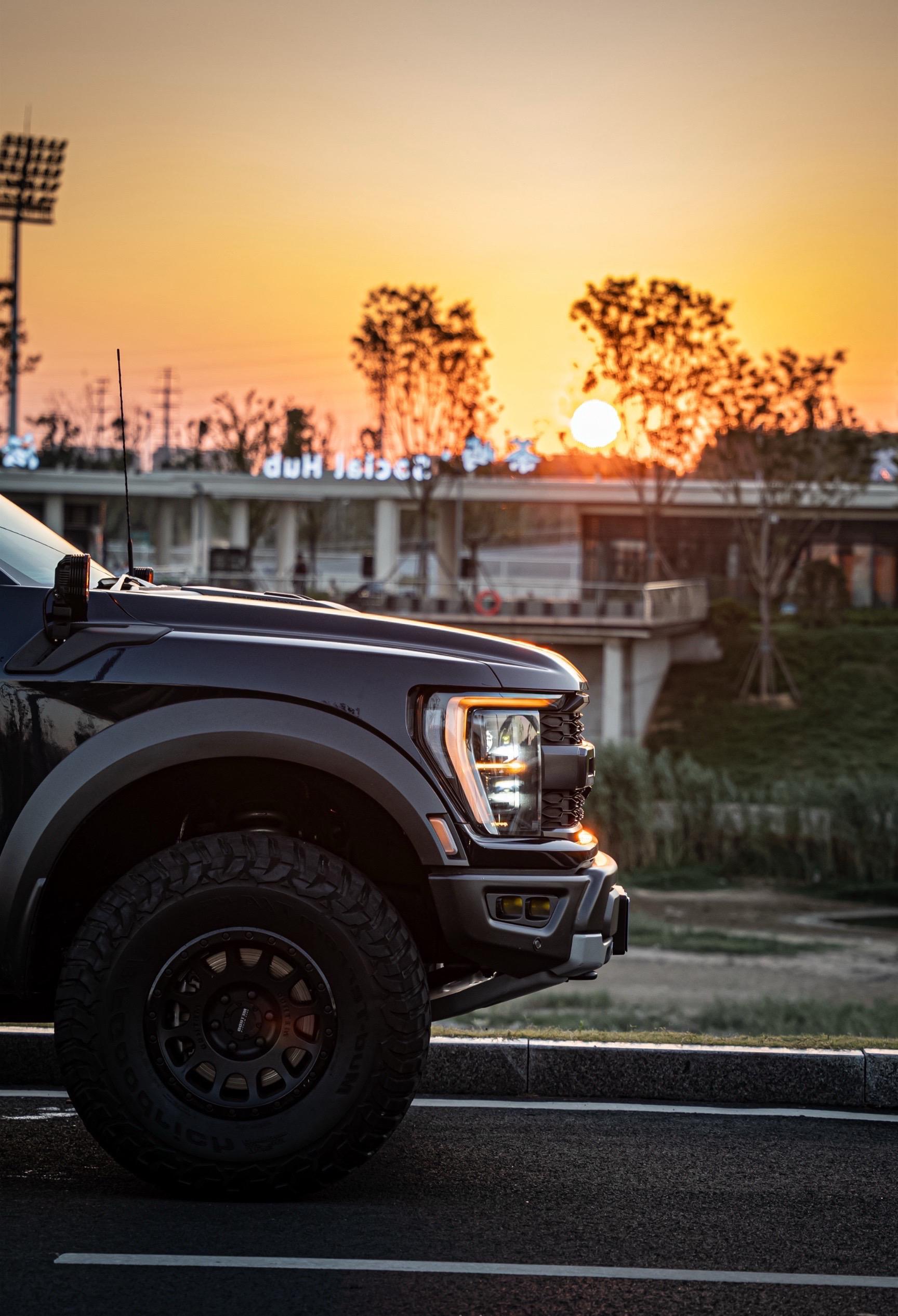 看看你们与爱车合影 分享一张爱车的照片