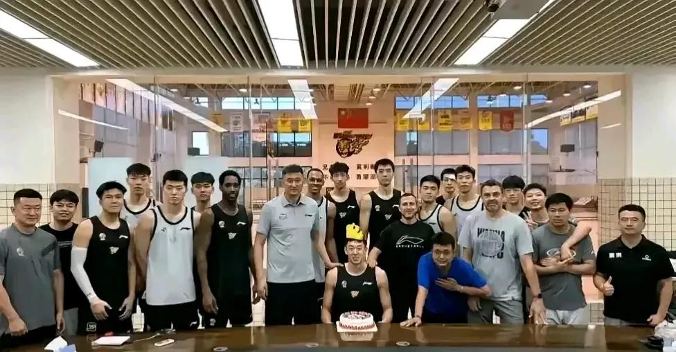 杜指导比外援还要壮！
王少杰脸拍蛋糕。