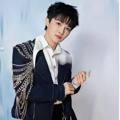 5600块钱，就让整个娱乐圈脸红了。春晚演完，周深没急着走，拿着一沓厚厚的红票子