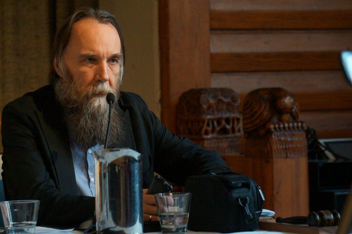 亚历山大·杜金的言论指出，以色列在无情摧毁其敌人的决心上，与其敌人的表现以及俄罗