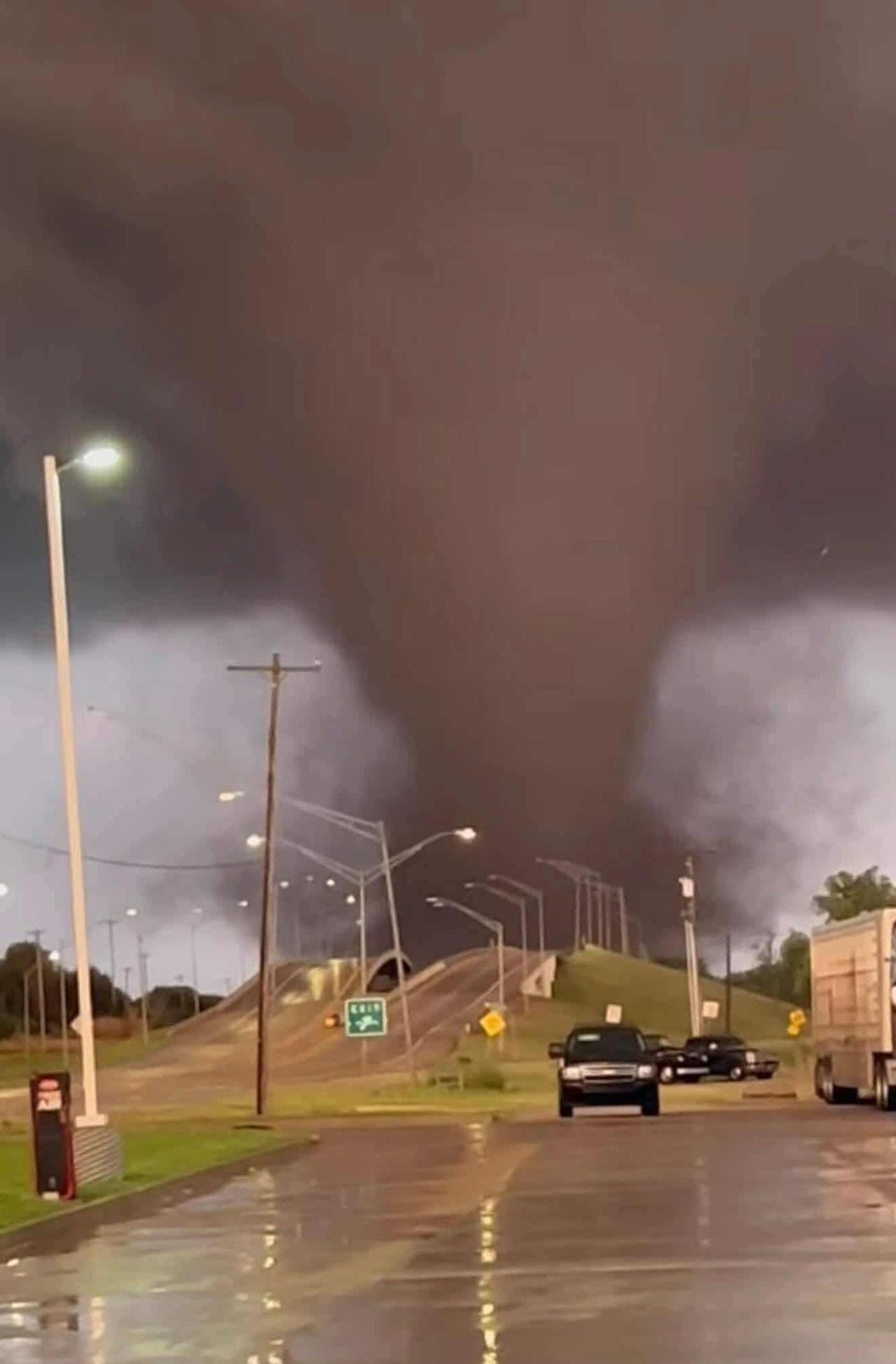 这是美国俄克拉荷马州伊尼德附近的一张巨型龙卷风照片。它触地后持续移动了很久，吸卷