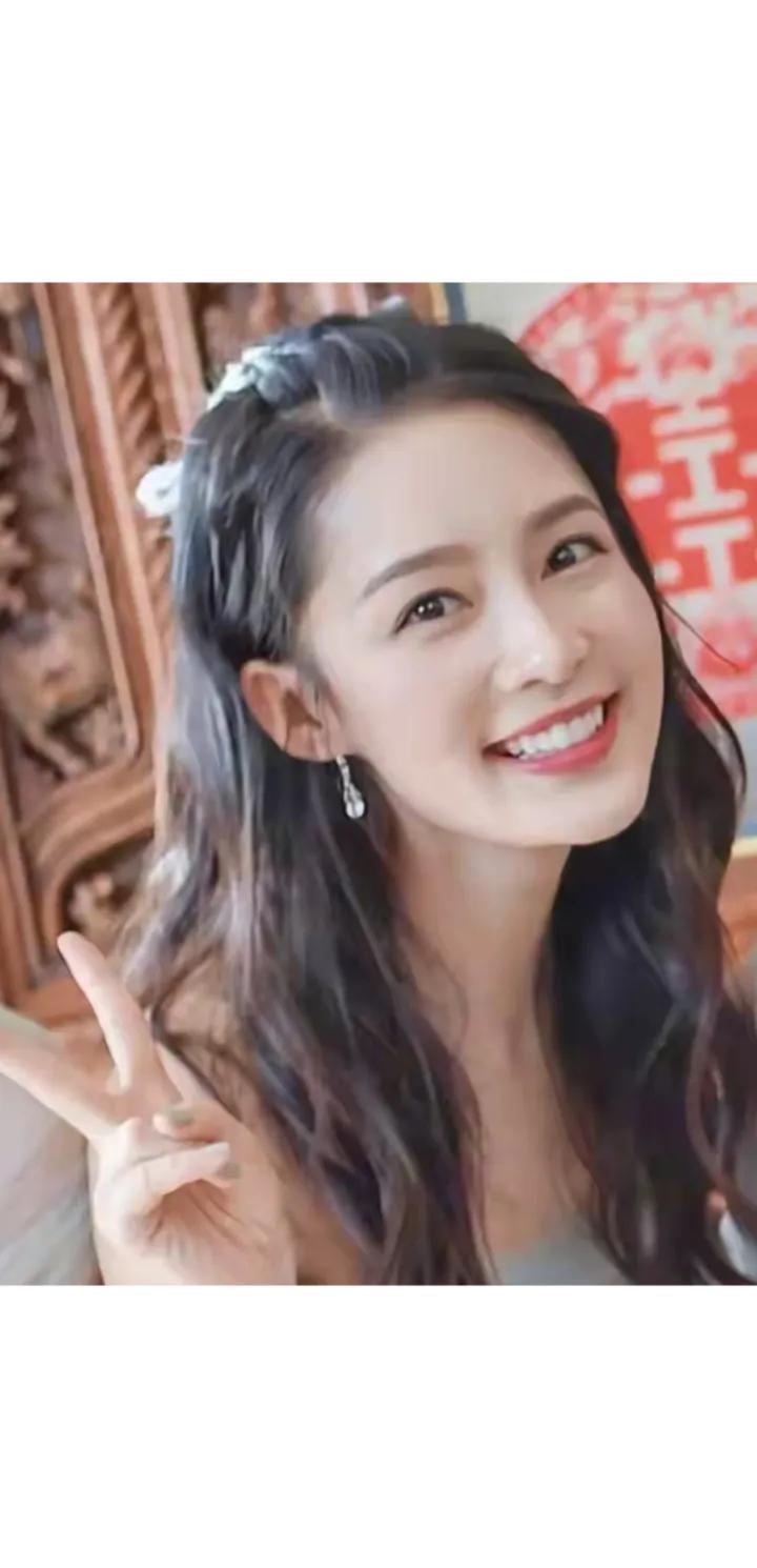 李沁酒局风波背后：娱乐圈饭局文化的深度透视

近日，一张李沁参加酒局的动图在网络