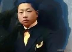 这是陈独秀的长子陈延年。
在这张拍摄于1921年巴黎的照片截屏出来的！想让咱们记