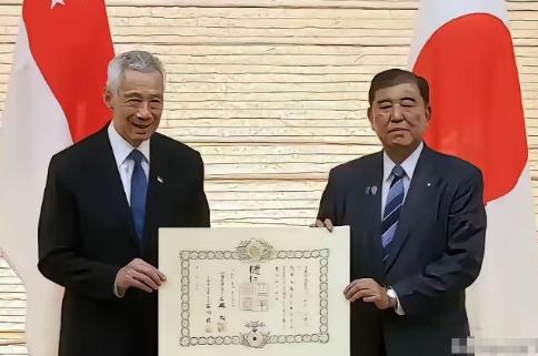 在临近93阅兵这个关键节点上，接受日本勋章的李显龙，中国以后不会再待见他了，再有