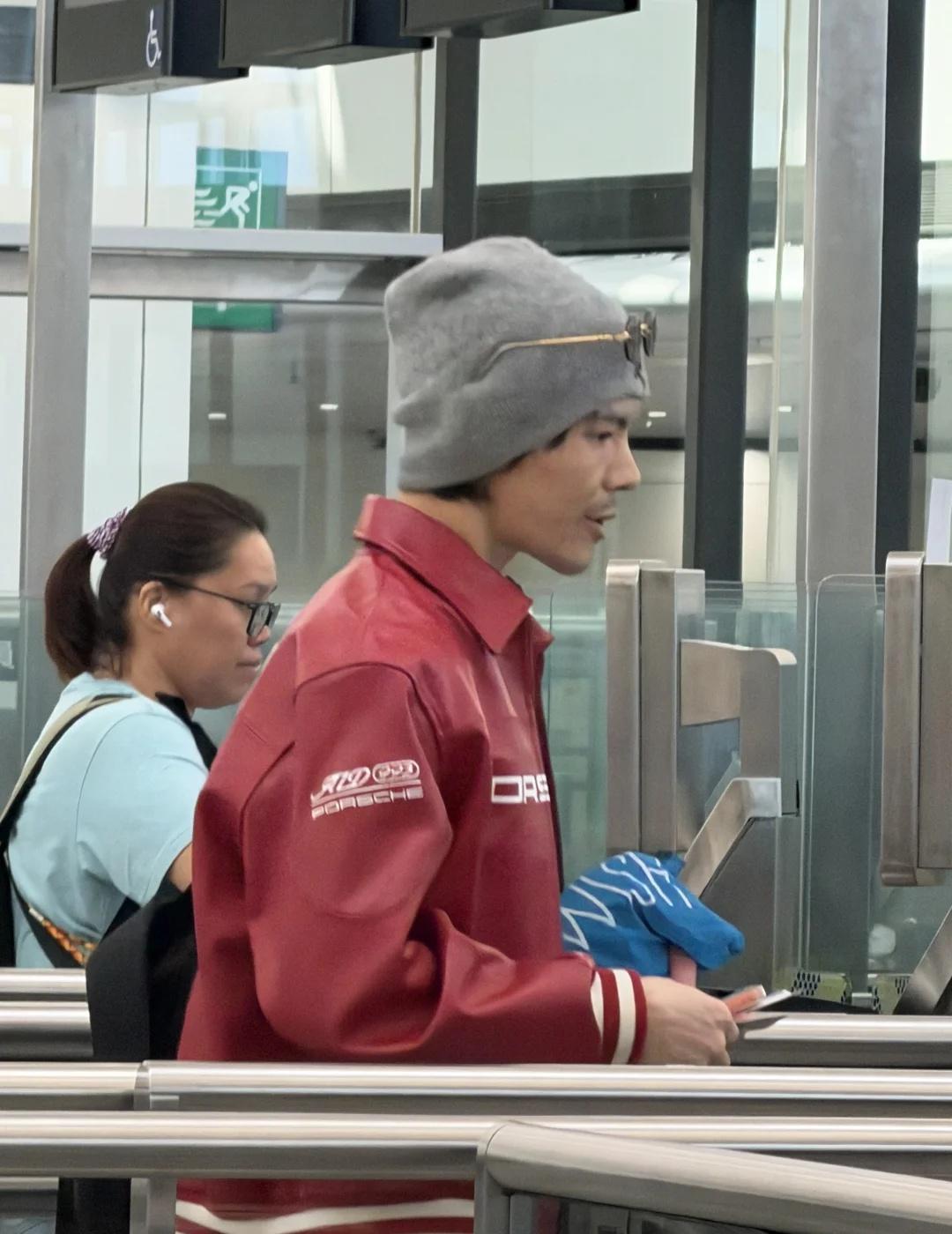 香港机场偶遇向佐
向佐 向佐郭碧婷