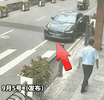 又见开门杀！这就是为什么不要开马路内侧的车门的原因！很容易开门杀！

三蹦子驾驶