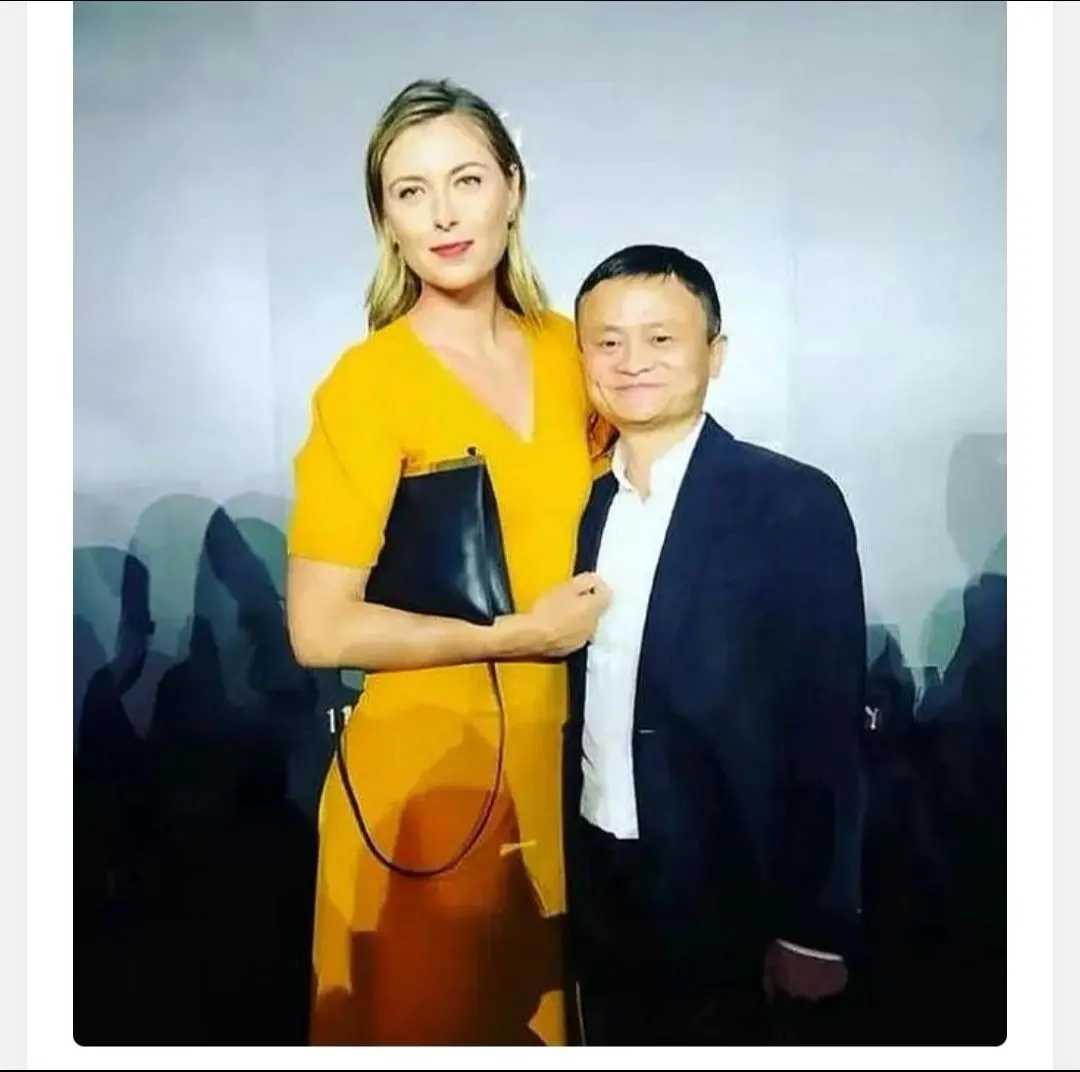 马云旁边女士是谁？二人有说有笑