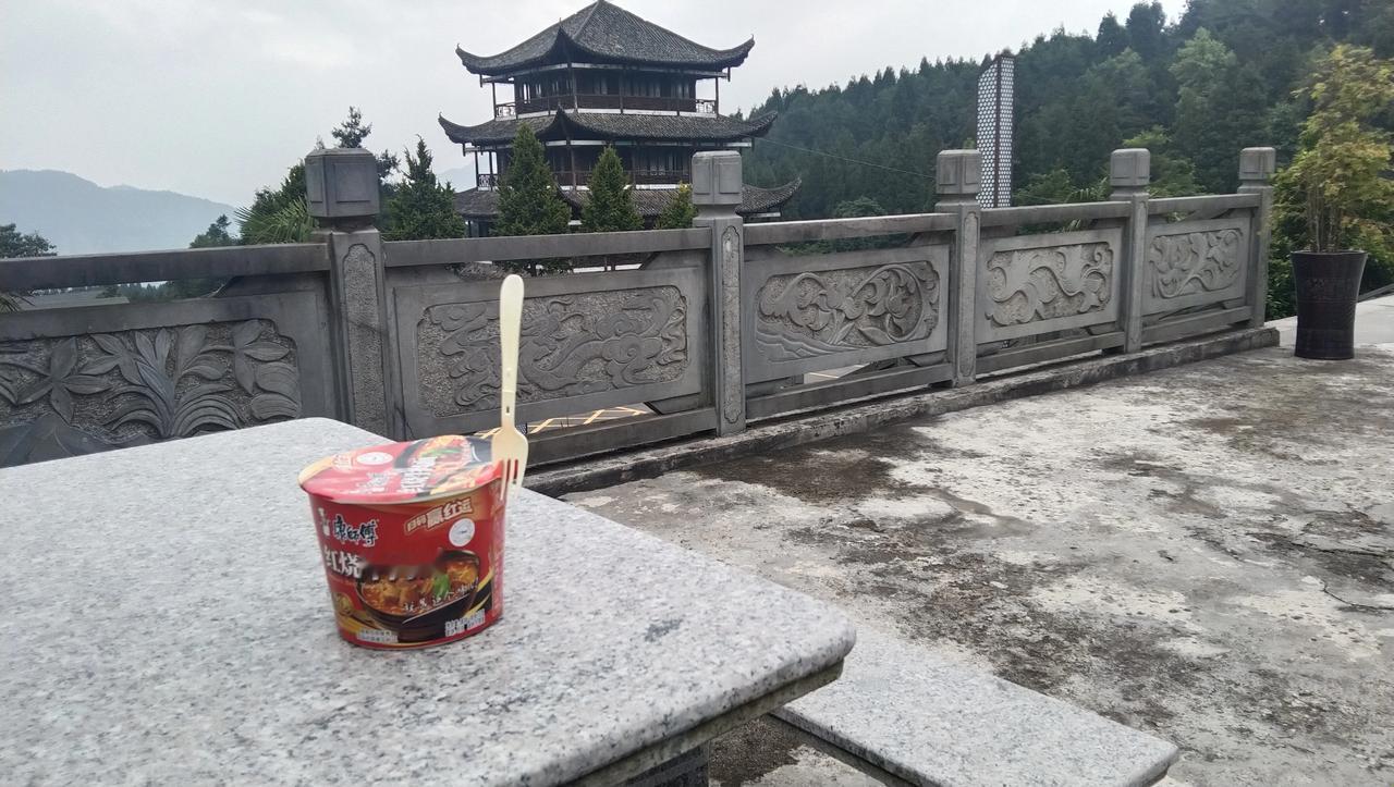 在这样的美景里，吃即将过期的泡面，是一种什么样的感觉？
