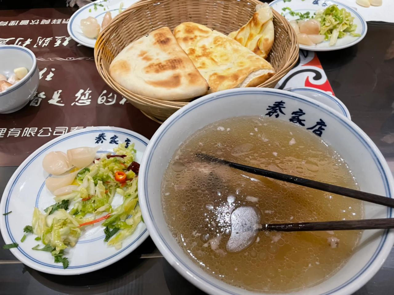 给你们看下这个就是我们陕西蒲城的水盆羊肉，汤清见底，花椒提味，入口微麻，后味回香