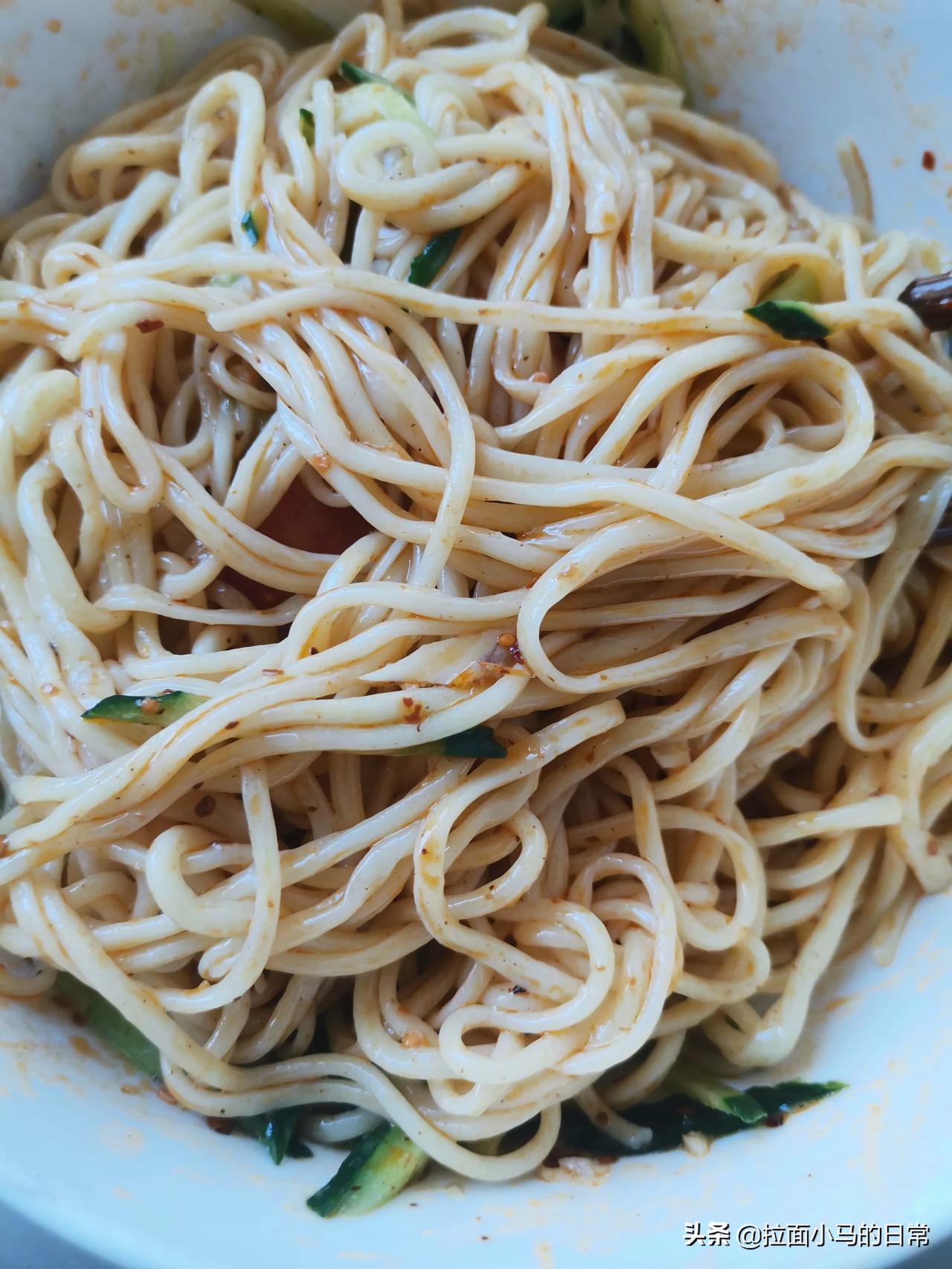 牛肉面制作方法包括和面，拉梭子，揉面，加底灰，揉面，醒面，加第二次蓬灰，蹬面醒面