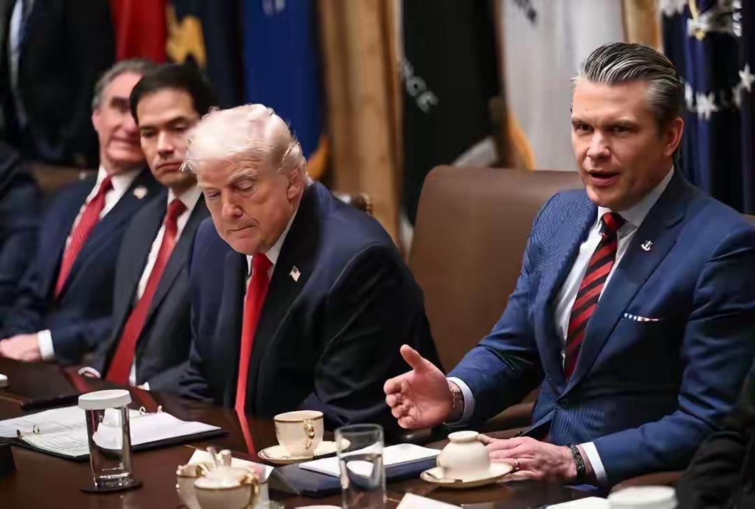 特朗普和自己的战争部长吵架，看来是真的。至于吵架的内容，大致可以推断特朗普对伊战