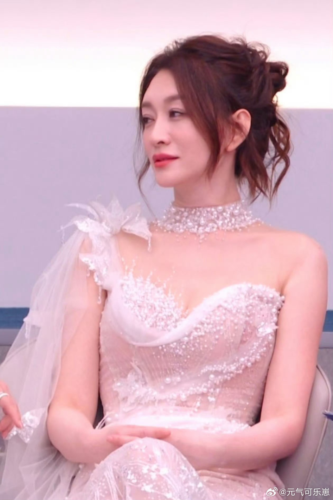 李小冉婚纱 美得好夸张完全美得轻而易举！而且我们小冉今晚也唱得很好