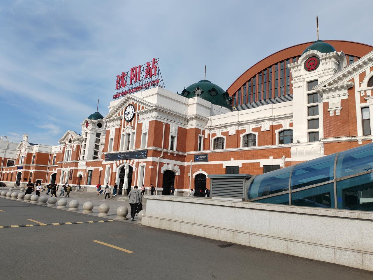 今天又一次从沈阳出发去大连出差，每一次来到沈阳站都感觉车站有变化，这座日式风格的