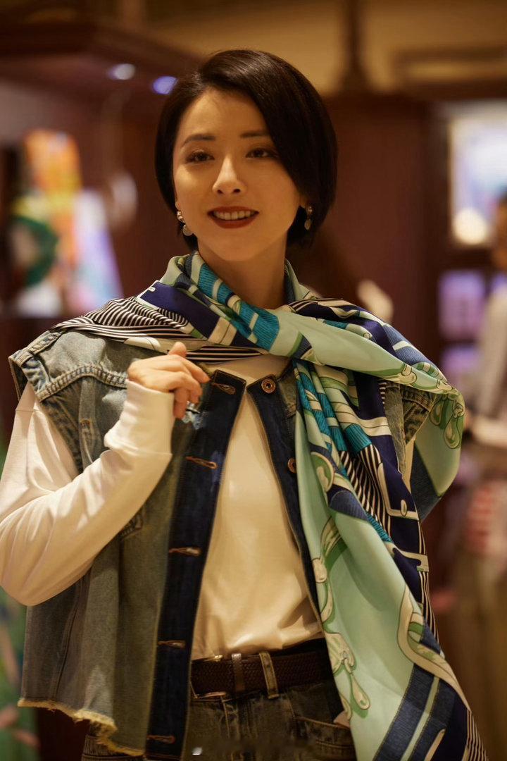 黄小蕾开车送粉丝回家羡慕两个字我已经说累了！有幸搭乘黄小蕾开的车，这是什么神仙奇