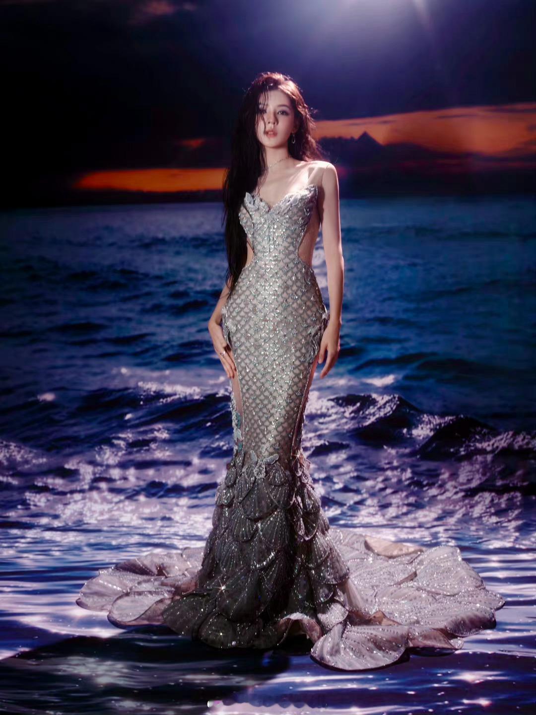 张予曦和白鹿穿了同款礼服，你们更喜欢谁？[举手]#白鹿张予曦撞衫了# ​​​