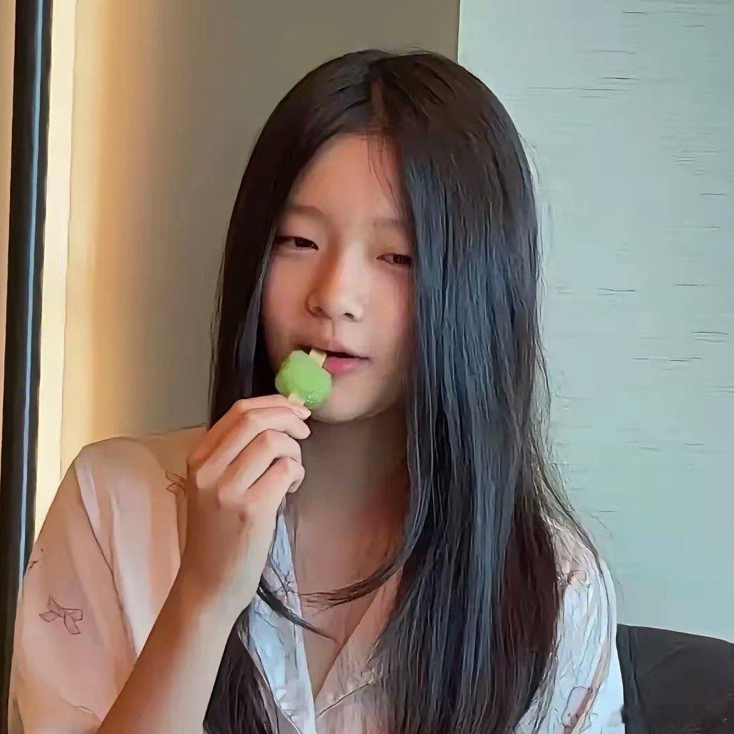 大S女儿小玥玥终于露全脸了，是想象中大家闺秀的模样不施粉黛的样子，漂亮温柔、恬静