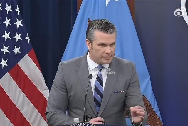 有个美国记者，面对面问美国战争部长赫格塞斯一句话，这话直接扎到了心窝子里：“当你
