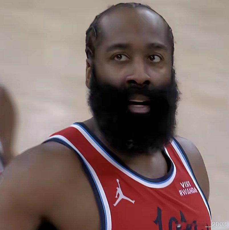 我觉得哈登的生涯决策是真的不行，别人都是先要钱在去要冠军，哈登却在最能挣钱的时候