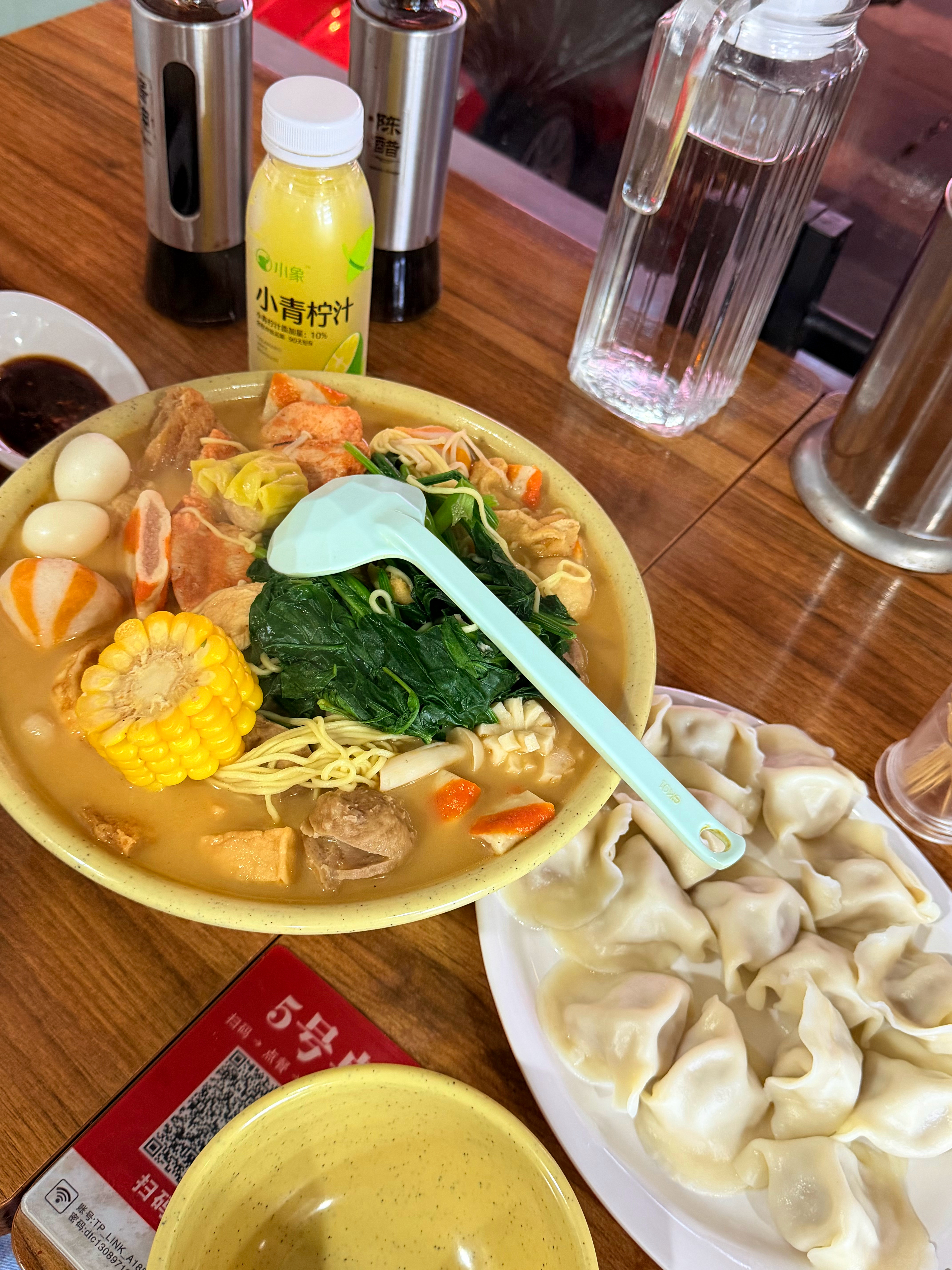 晚上起风的天气 我俩在楼下吃到超好吃热乎乎的东北麻辣烫 吃完遛狗散步消食聊天 回