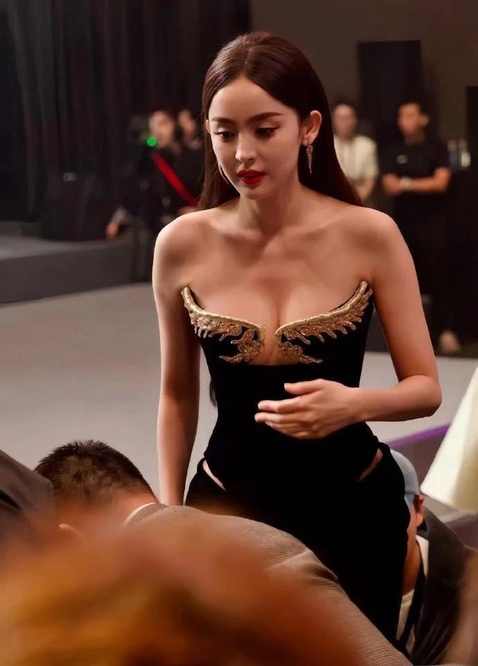 娜扎的身材真吓人！明明瘦得就像麻杆一样，可人家却有非常显眼的事业线 