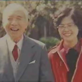 1988年，已86岁高龄的名医邝安堃，执意迎娶年轻保姆为妻。对此，子女强烈反对，