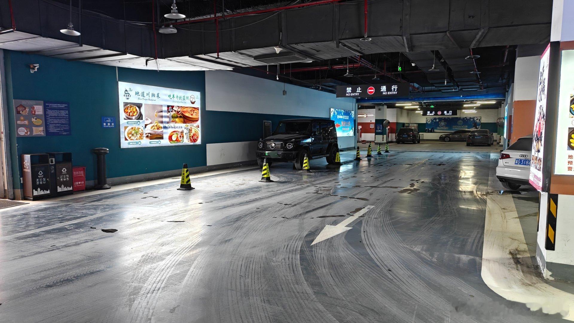 来云顶滑雪，停车场爆满，但电梯间边上有一个圈起来vip车位停着一台电动奔驰G突然