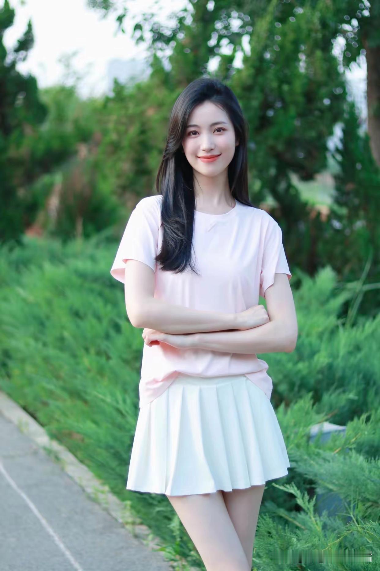 夏日清新少女，绿意盎然中绽放青春活力！🌿💖