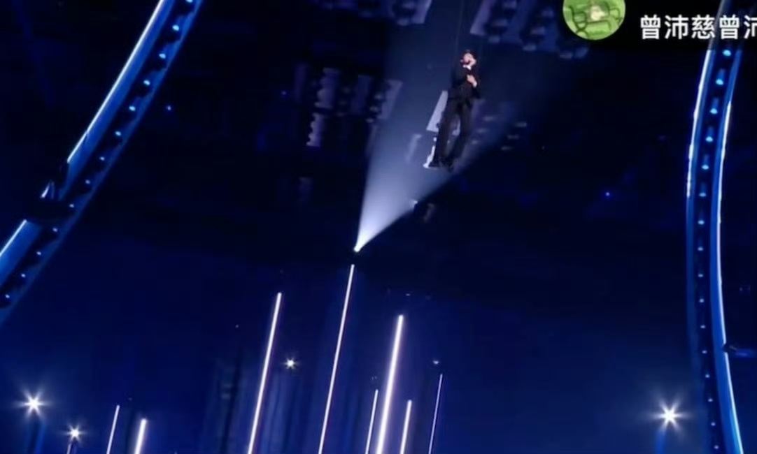 齐思钧吊威亚出场谁懂啊!《乘风2026》齐思钧吊威亚出场直接给我整懵了🤯 威亚