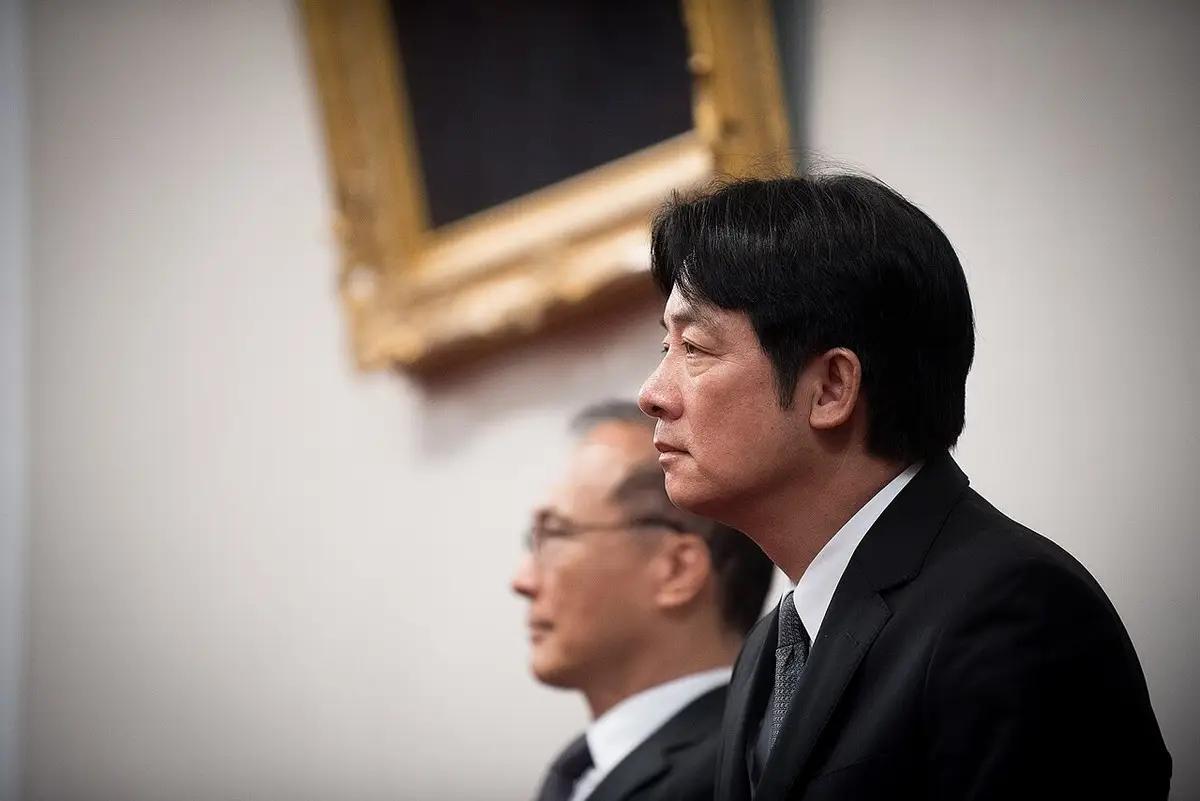 9月19日，台北一场论坛上，赖清德亲手拉起一面新旗，"世界灾害管理联盟"，自称"