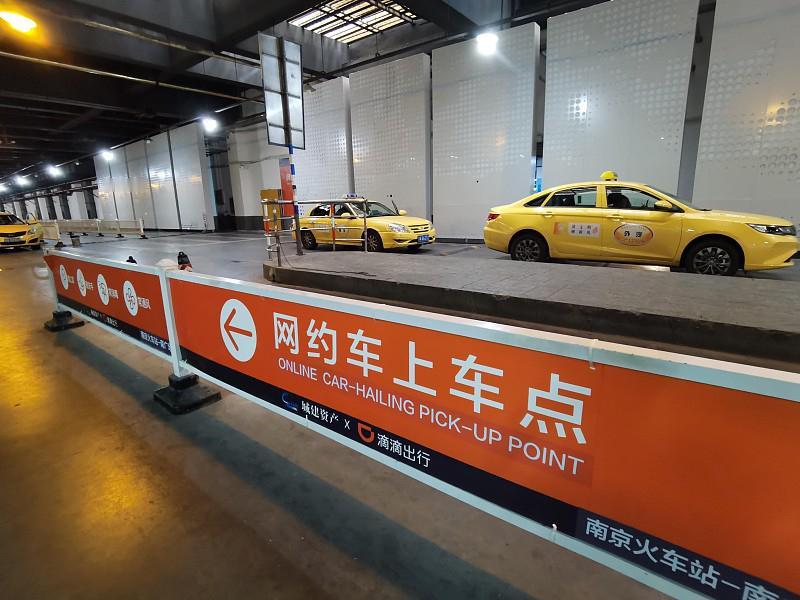 近日，南京市民一女士在禄口机场叫网约车，从下单到上车仅6分钟，却被收8元停车费。