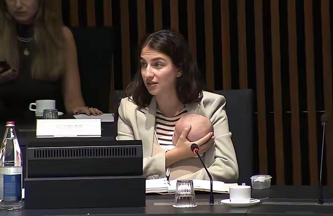 瑞典女部长抱3个月婴儿参加欧盟会议，引发舆论争议！当地时间6月25日，卢森堡举办