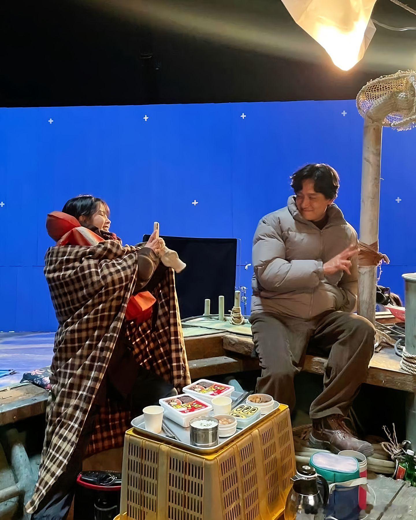 这才是真正的剧照啊啊，看到大家剧外这么幸福我就安心了[抱一抱]不然真的会走不出来