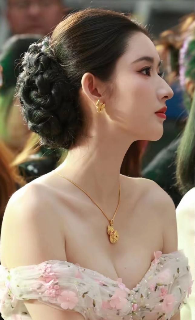 为啥现在的明星越来越多戴金饰了？
以前她们不是戴钻石就是戴各种奢侈品牌的饰品，唯