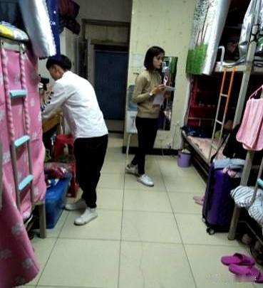 我嫂子这两天快愁疯了，侄子考上大学本是喜事，结果一看宿舍环境，全家直接崩溃！
娃